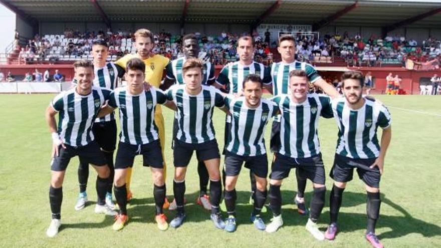 El primer onze titular del Peralada a Segona B en el partit contra el Mallorca al Municipal.