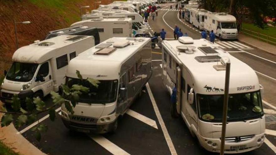 Concentración de caravanas en la inauguración de A Carixa. // FdV