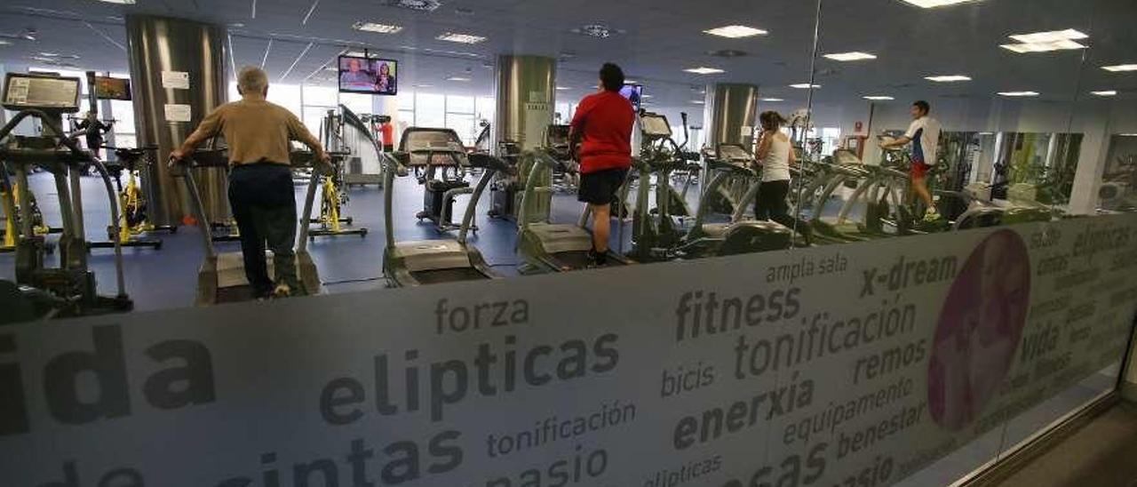 Un grupo de usuarios del gimnasio del multiusos en plena actividad física. // Bernabé/Gutier