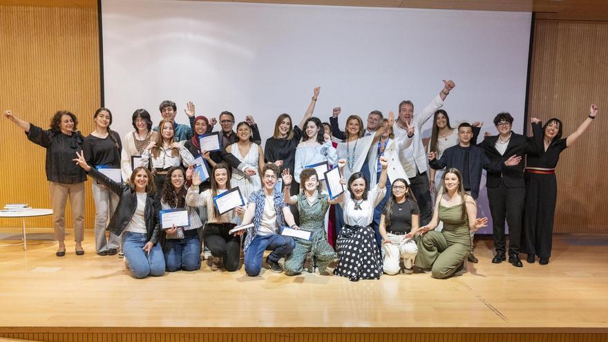 Ganadores del concurso Reporteros en la Red de 2025 posando con sus diplomas.