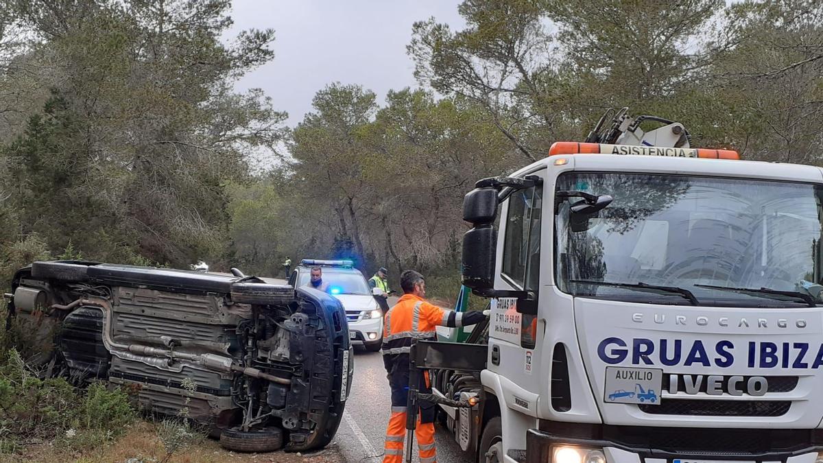 El coche ha perdido el control y ha quedado volcado en el margen de la calzada.