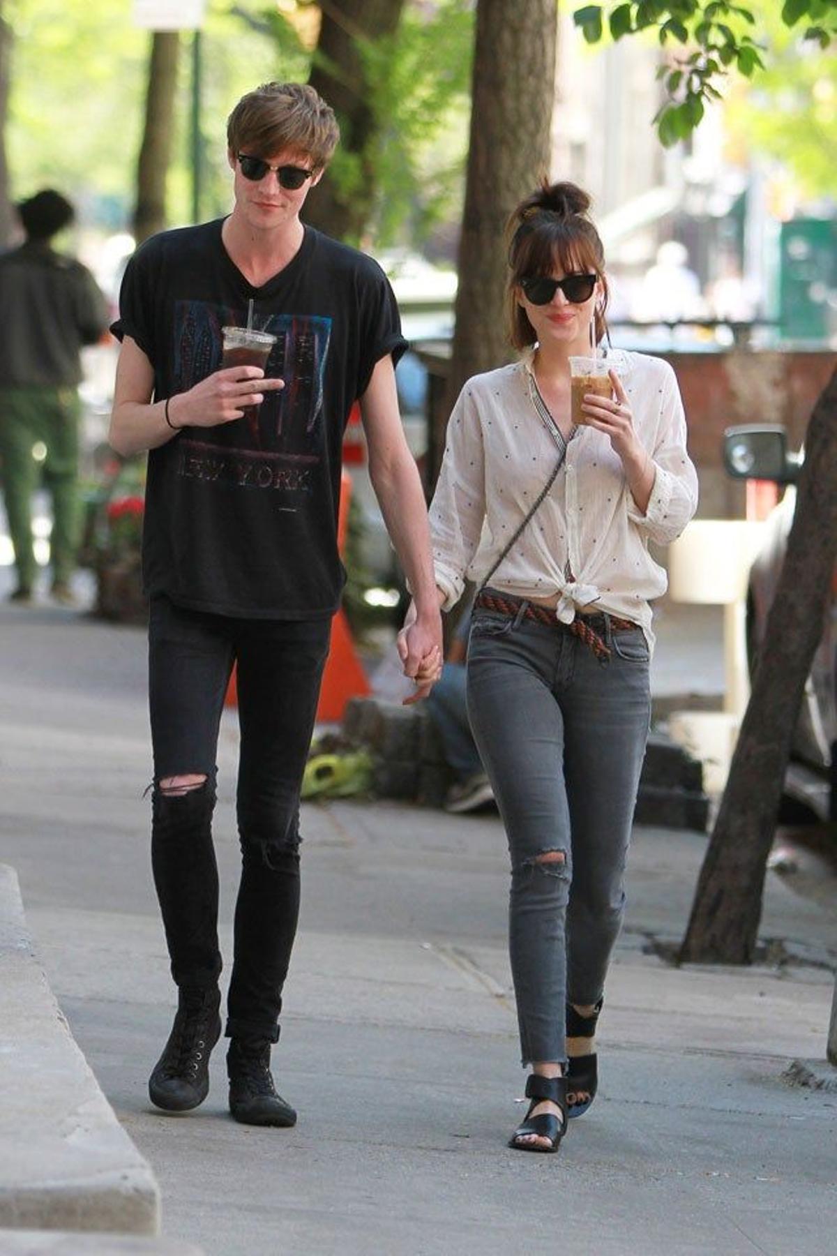 Matthew Hitt y Dakota Johnson, con looks casual por las calles de Nueva York