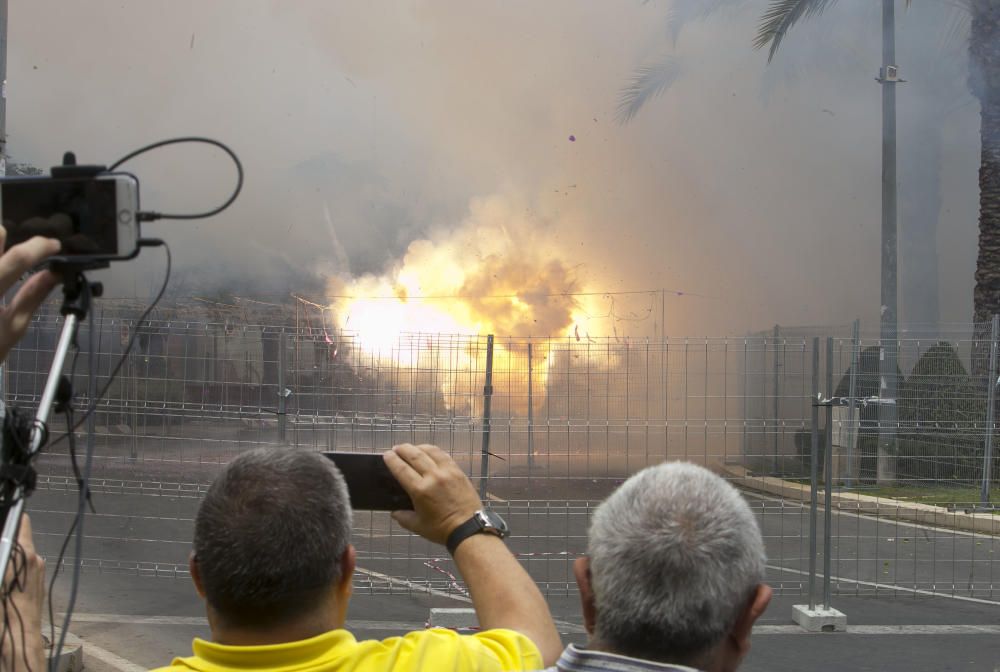 Primera mascletá de las Hogueras del 90 aniversario.