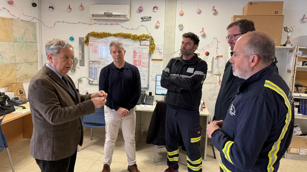 Salvador Fuentes (izquierda) junto a bomberos del Consorcio de la Diputación de Córdoba.