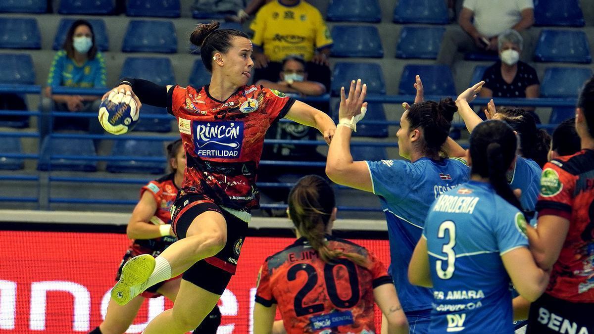 Silvia Arderius se eleva para lanzar a puerta durante el partido ante el Bera Bera.