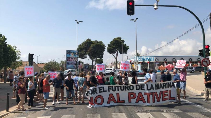 Vecinos de La Marina, en la protesta de ayer contra el Pativel