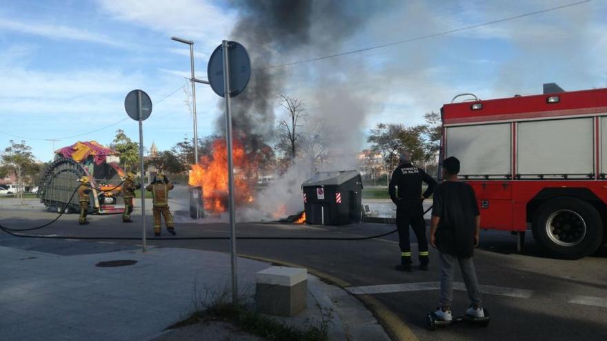 Alarma por el incendio de tres contenedores en La Soledat