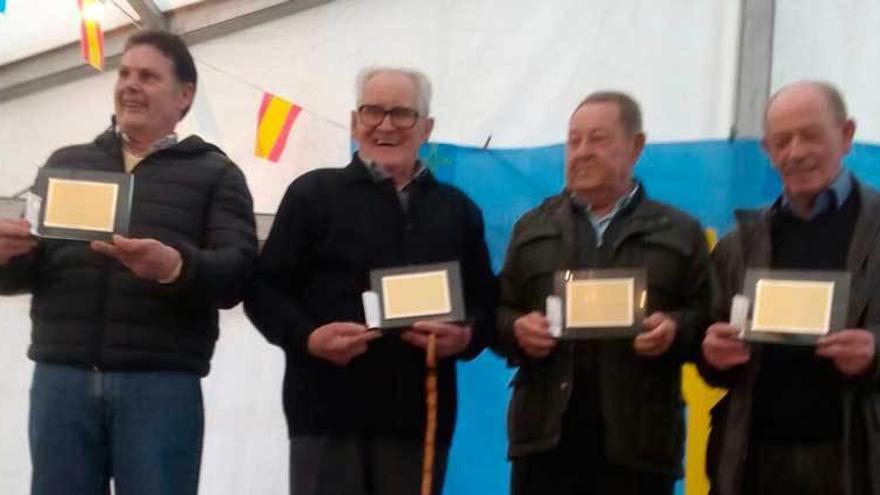 Por la derecha José Luis Tielve, Rufo Menéndez y Ángel Obeso, junto al representante de Ramón Gay, recogen las placas durante el homenaje.