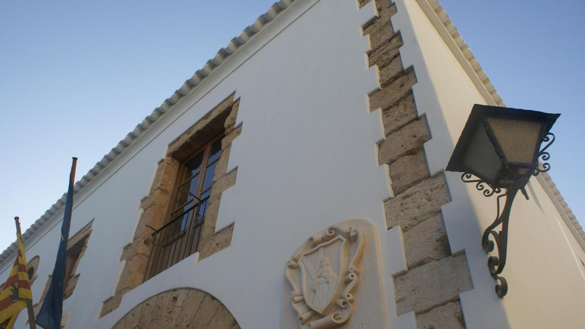 Fachada del Ayuntamiento de Santa Eulària.