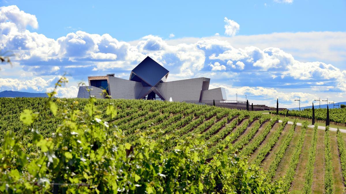 El imponente edificio de la bodega Sommos fue elegido por The Drinks Business como una de las “10 maravillas arquitectónicas del mundo del vino”.