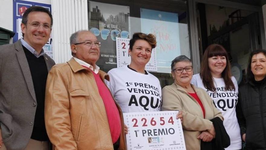 Ganadores del primer premio del sorteo de ´El Niño´ el año pasado en Alhama de Murcia.