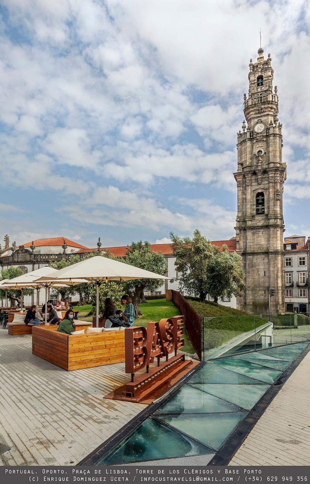 Vista de la Torre de los Clérigos desde la Praça de Lisboa de Oporto.