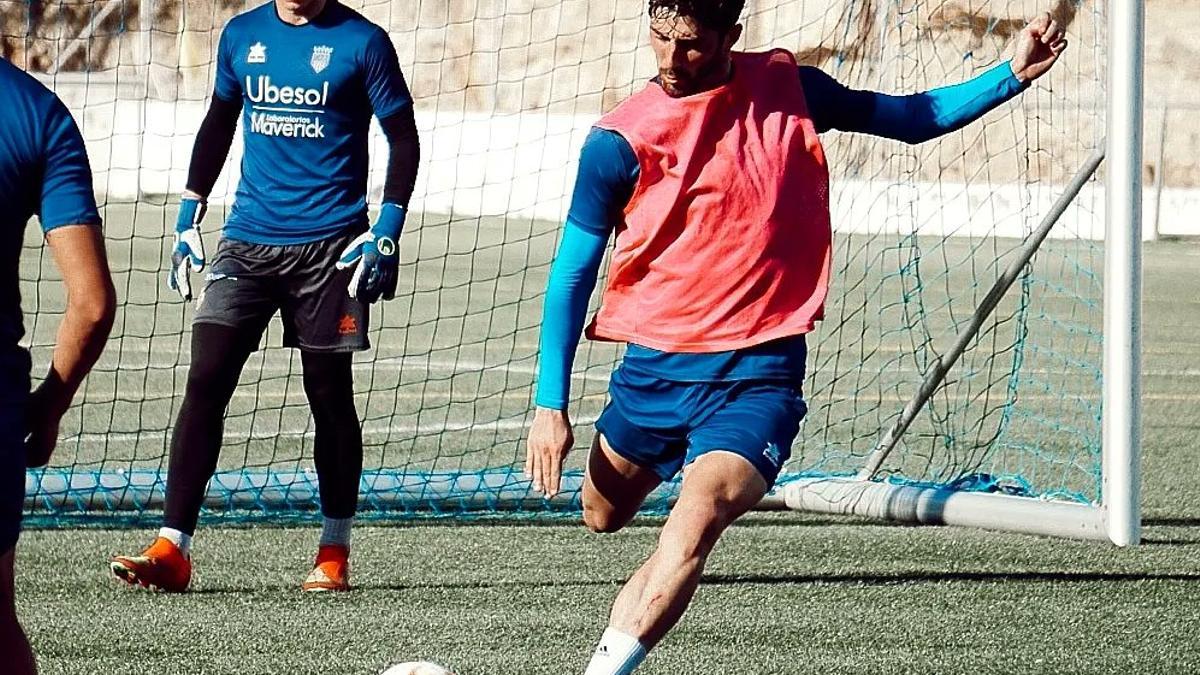 Jugadores del Atzeneta en un entrenamiento esta semana en el Regit.