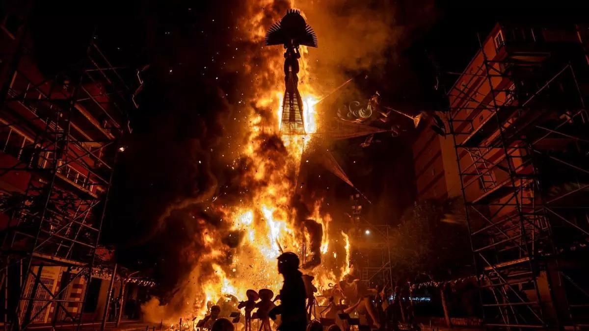 Un momento de la cremà de la Hoguera Florida Portazgo en 2023 en Alicante.