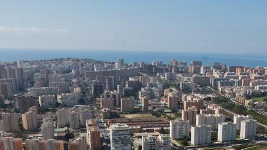 Una vista de la Playa de San Juan y el Cabo de las Huertas del municipio de Alicante.