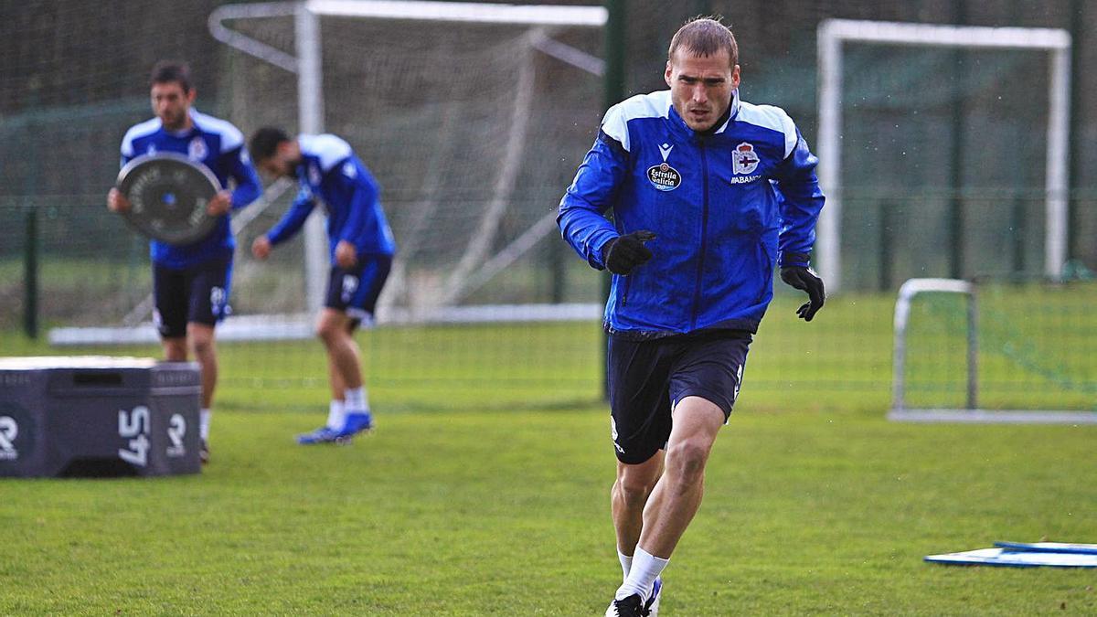 Álex Bergantiños, durante el entrenamiento de ayer en Abegondo. |  // RCD