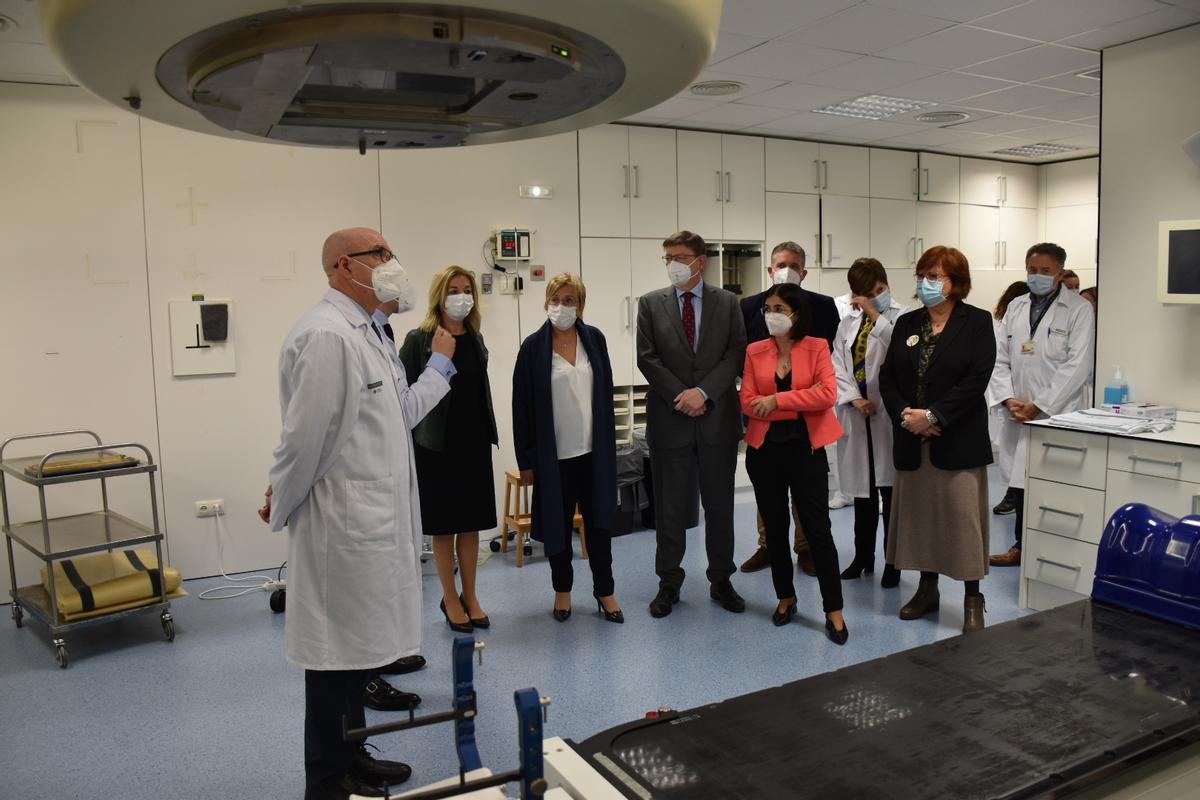 La ministra de Sanidad, Carolina Darias, junto al presidente valenciano, Ximo Puig, en el Hospital La Fe (Valencia).