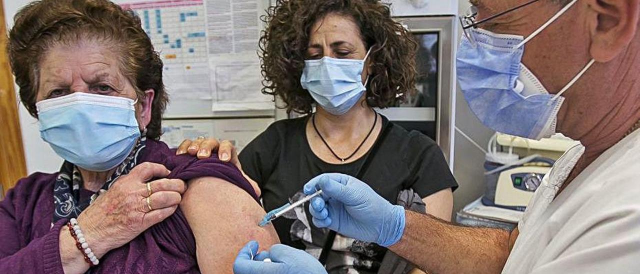 Vacuna a mayores de 70 en el centro de salud Lo Morant.