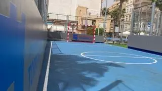 Torrevieja abre la jaula: el Ayuntamiento pone en servicio la pista deportiva infantil de la plaza de Oriente, cuestionada por su aspecto y el retraso en finalizarla