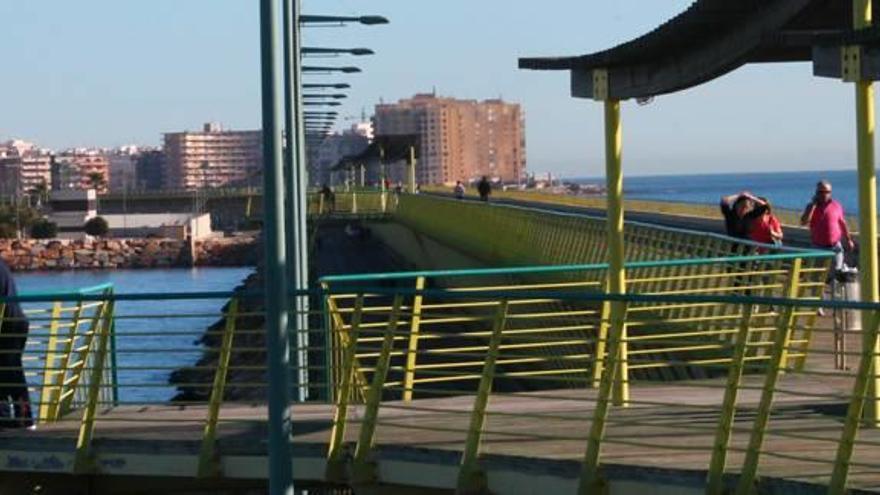 Imagen del paseo elevado del dique de Levante, pavimentado con tablones de madera, que ahora se van a sustituir parcialmente.