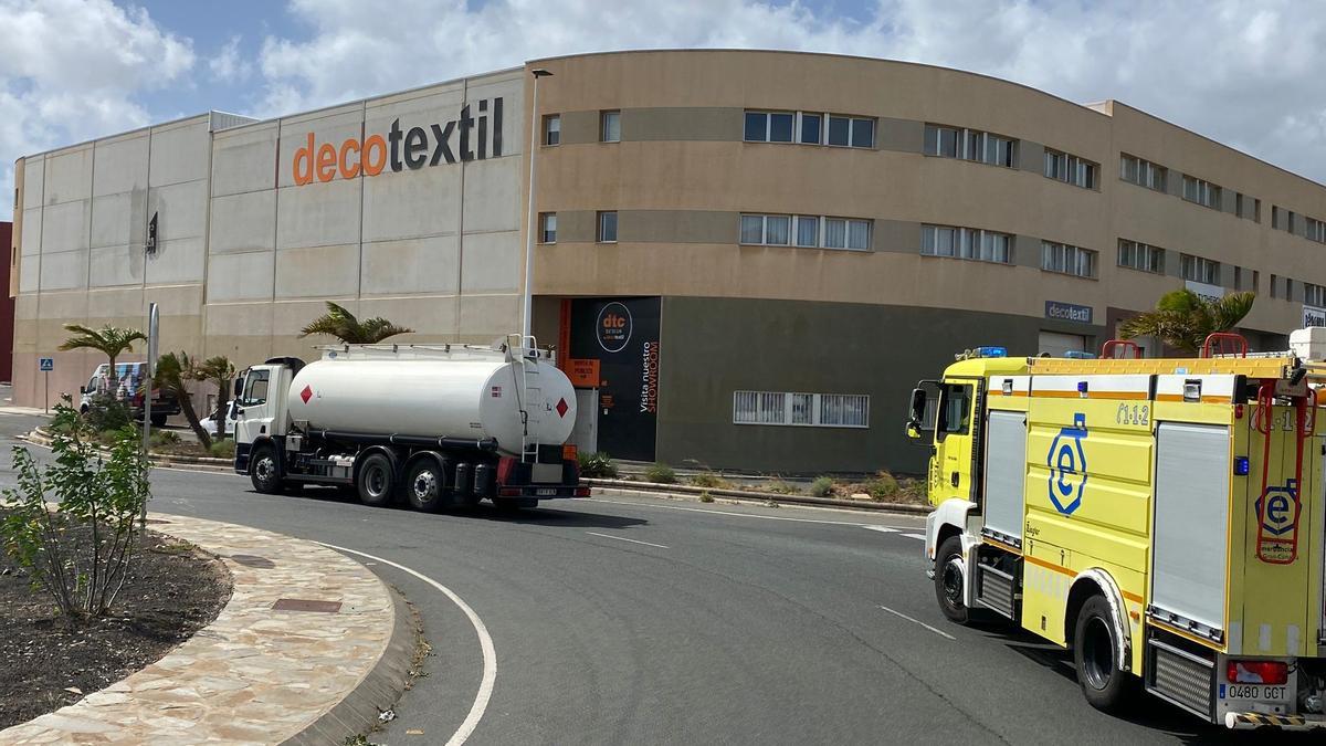 Un camión cisterna sufre un pinchazo y es asistido por los bomberos en la autopista en Gran Canaria