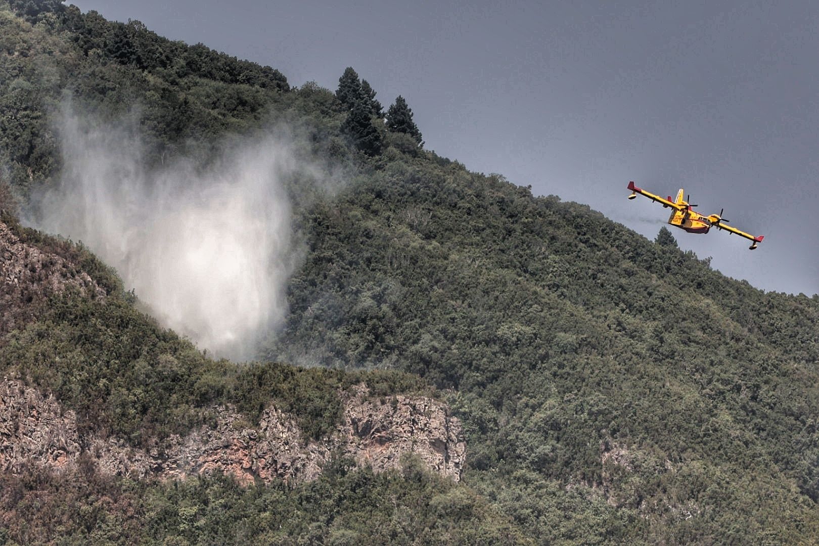 Siguen las tareas de extinción del incendio de Tenerife