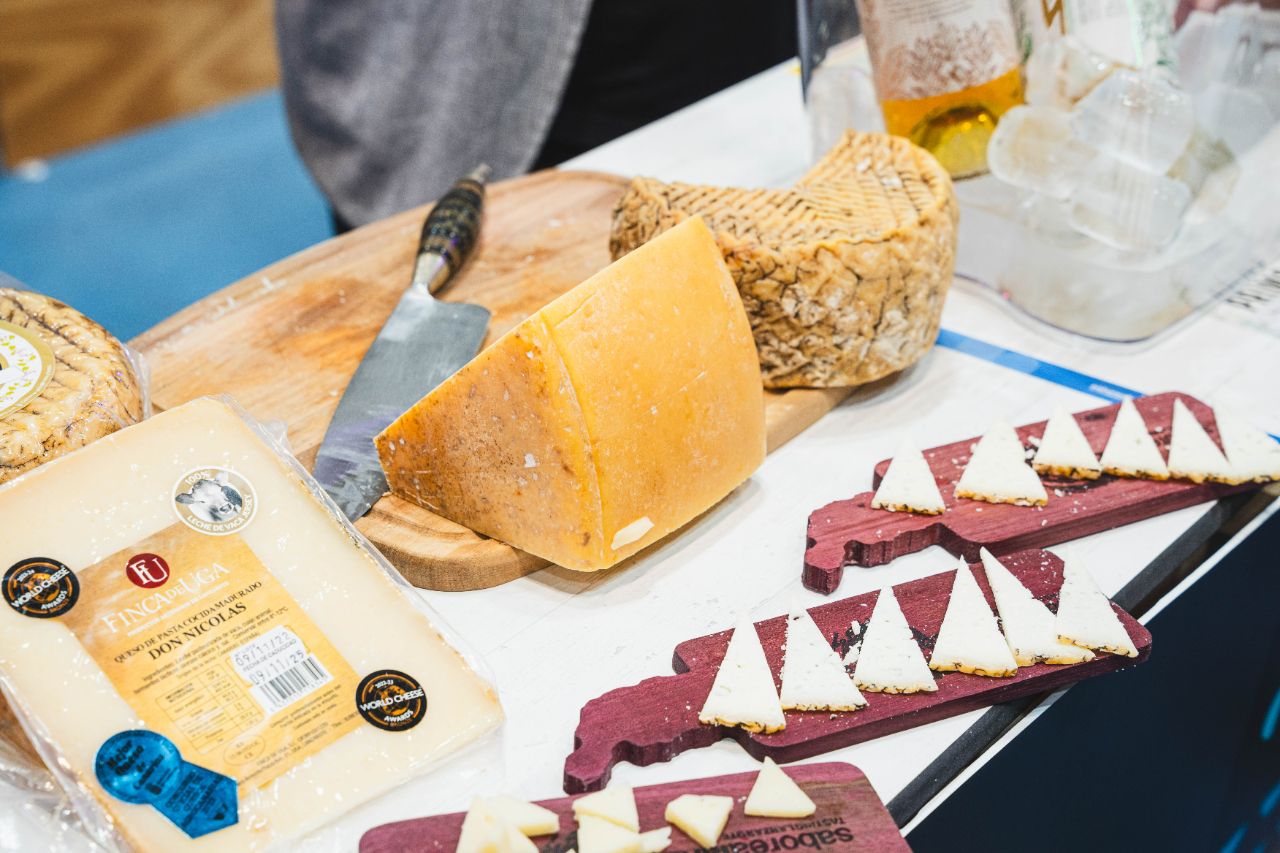 Muetras de queso Don Nicolás de la Finca de Uga, el mejor de España en el 37 Salón Gourmet