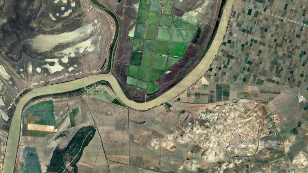 Vista de satélite de la zona en la que se proyecta una macrourbanización en Trebujena (Cádiz) frente al Parque Nacional de Doñana.