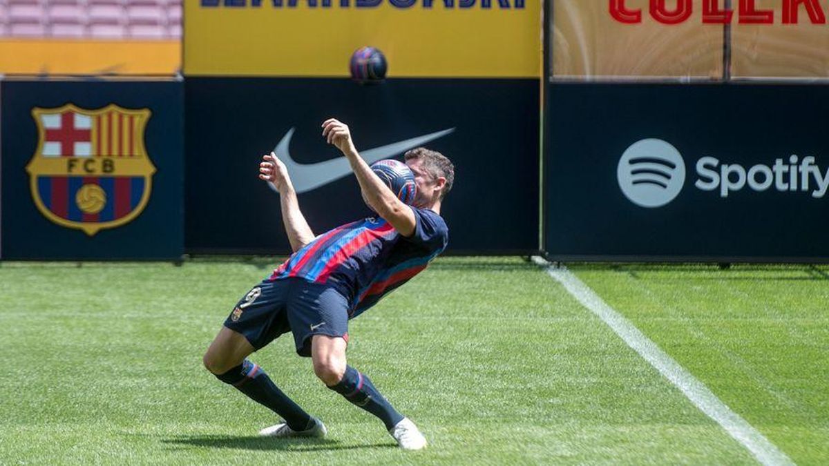 Lewandowski exhibe su técnica en la presentación.