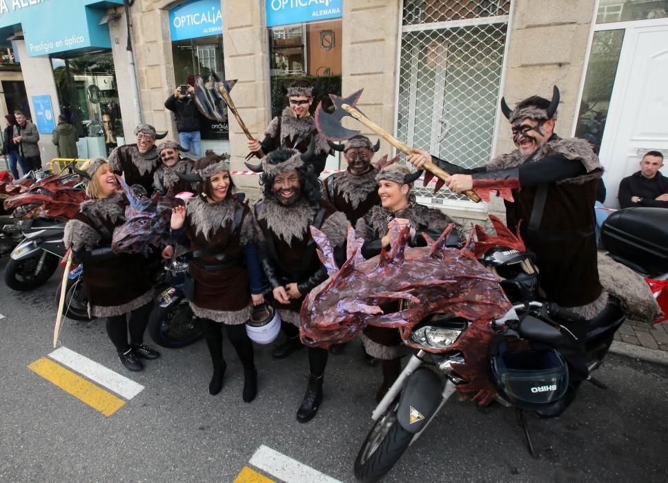 Decenas de moteros celebran el Entroido sobre ruedas en Gondomar