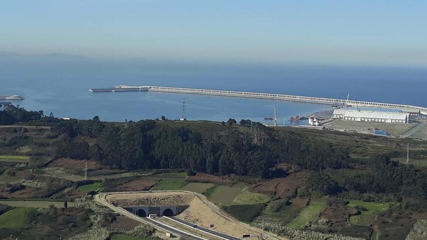 El PSOE protesta contra los eólicos de Inditex en el puerto exterior