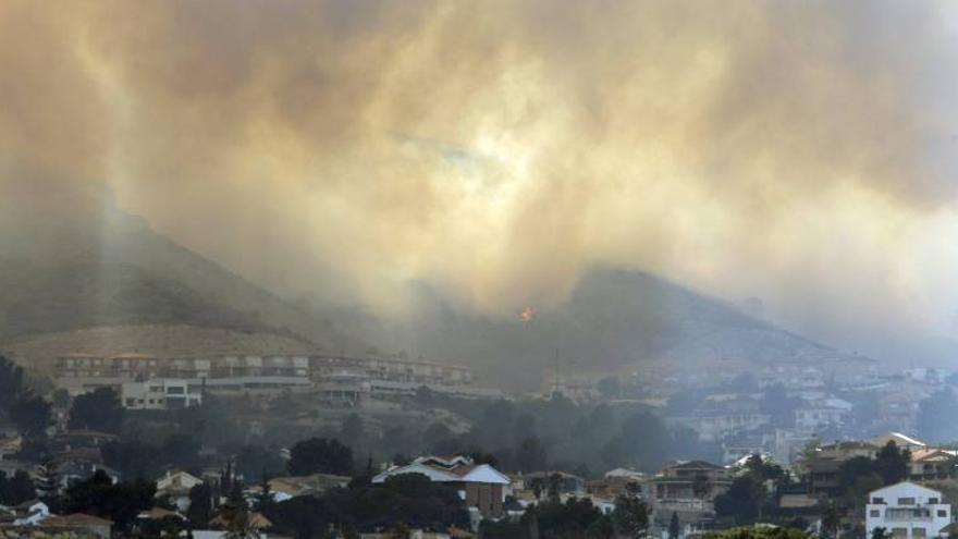 El incendio de Torrent quema 320 hectáreas y causa 2.900 desalojos