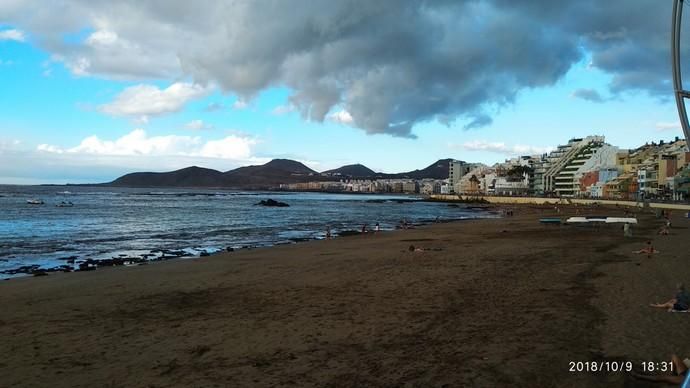 Nubes y viento en Las Canteras (9/10/2018)