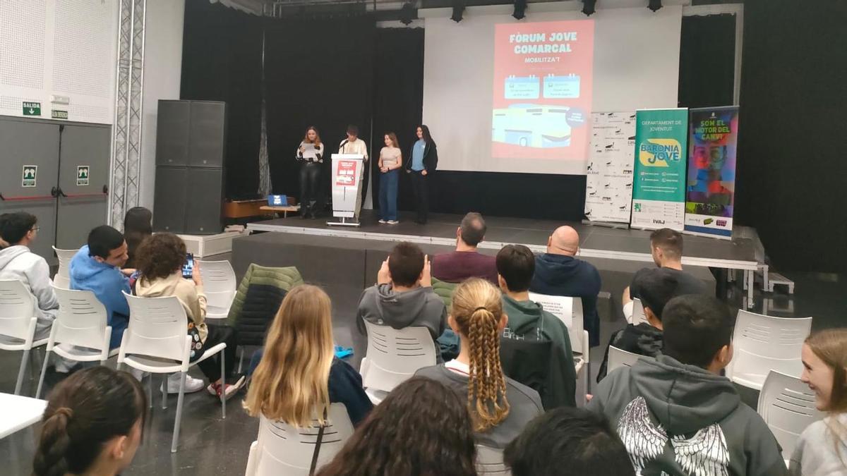 Reunión de jóvenes en el Casal jove de Port de Sagunt