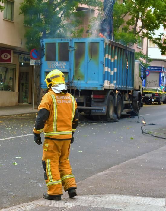 Incendio de un camión de Emaya tras chocar con unos cables eléctricos