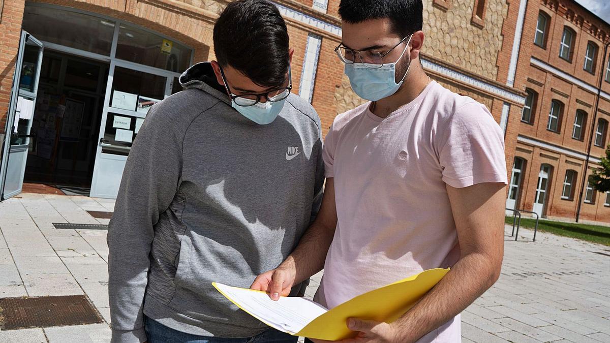 Dos alumnos revisan los exámenes de Historia de España y Lengua tras las primeras pruebas de ayer.