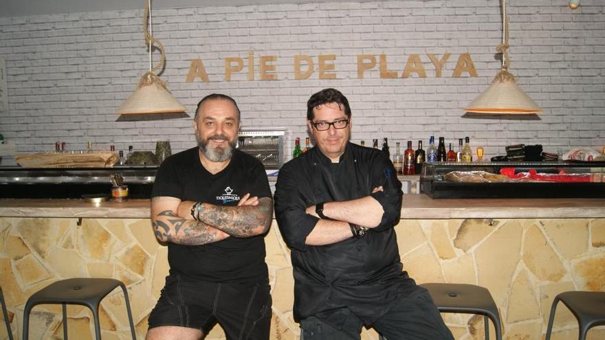 Luis y Paco, primeros espadas de la cocina del A Pie de Playa.