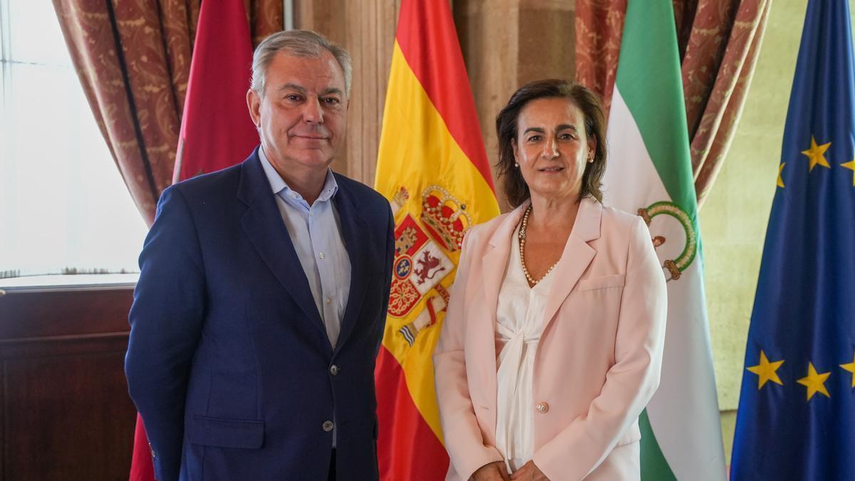 El alcalde de Sevilla con la cónsul general de Portugal en Sevilla, Doña Claudia Boesch, en su despedida de la ciudad.