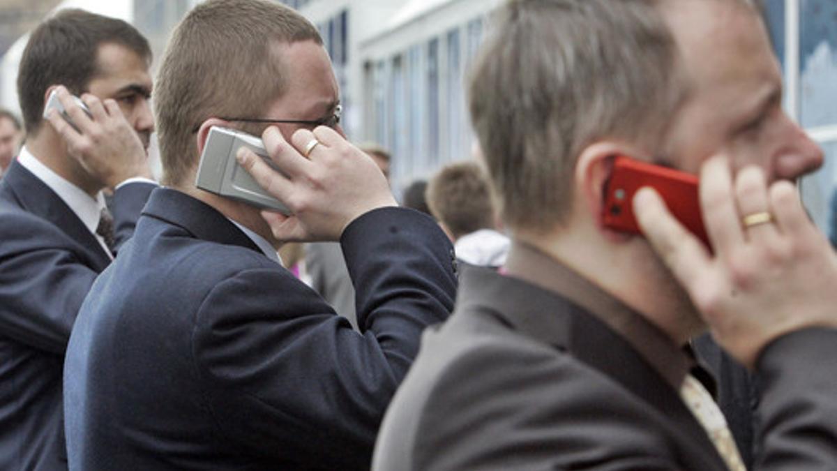 Tres visitantes del congreso internacional de telefonía móvil de Barcelona, en el 2007.