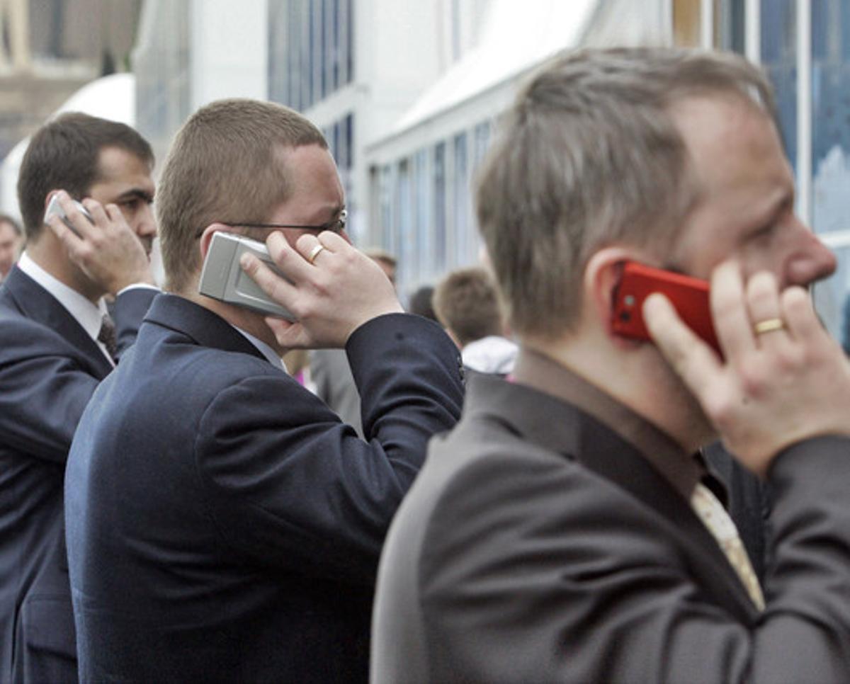 Tres visitants del congrés internacional de telefonia mòbil de Barcelona, el 2007.