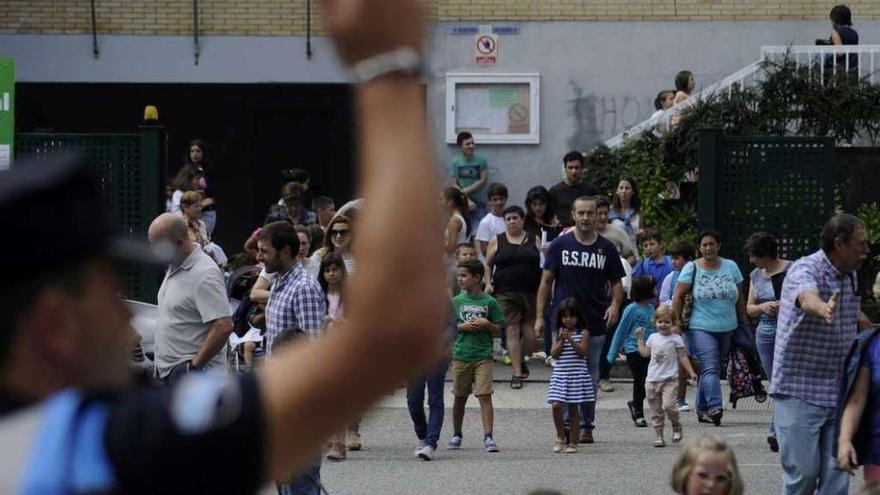 El colegio Pérez Viondi es uno de los que más sufre el exceso de tráfico en hora punta. // Bernabé / Javier Lalín