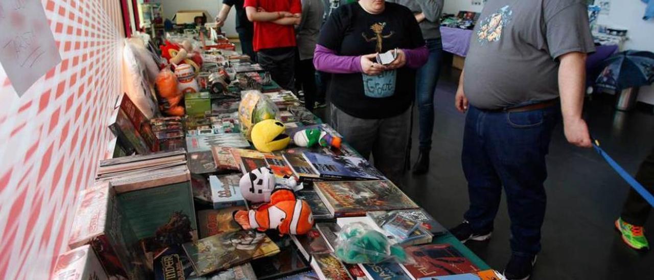 Animación en el mercadillo instalado ayer en El Patio de Juventud.