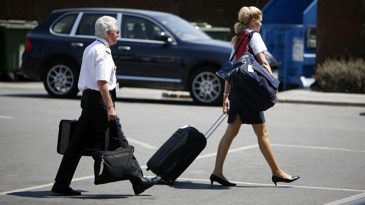 Dos miembros de la tripulación de un avión.