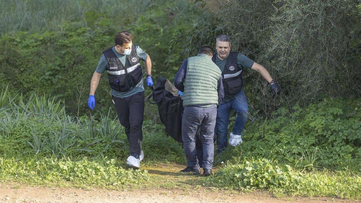 Traslado del cadáver hallado en el cauce del Torrent de Coanegra.