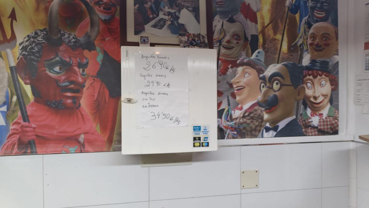 Cartel con el precio de la anguila.