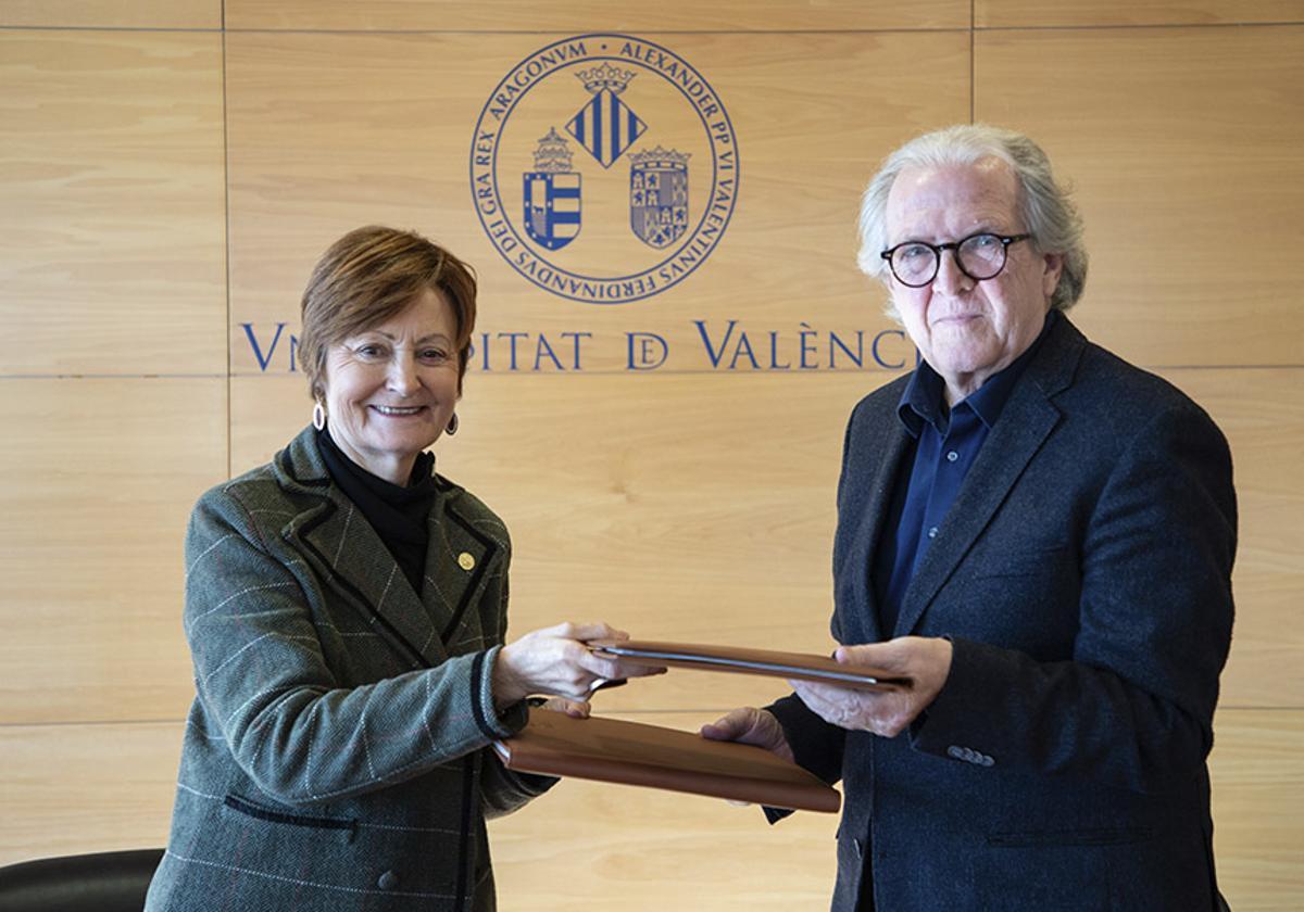 Joan Romero en el momento en que se oficializó su donación de 30.000 euros, con la rectora de la UV Mavi Mestre