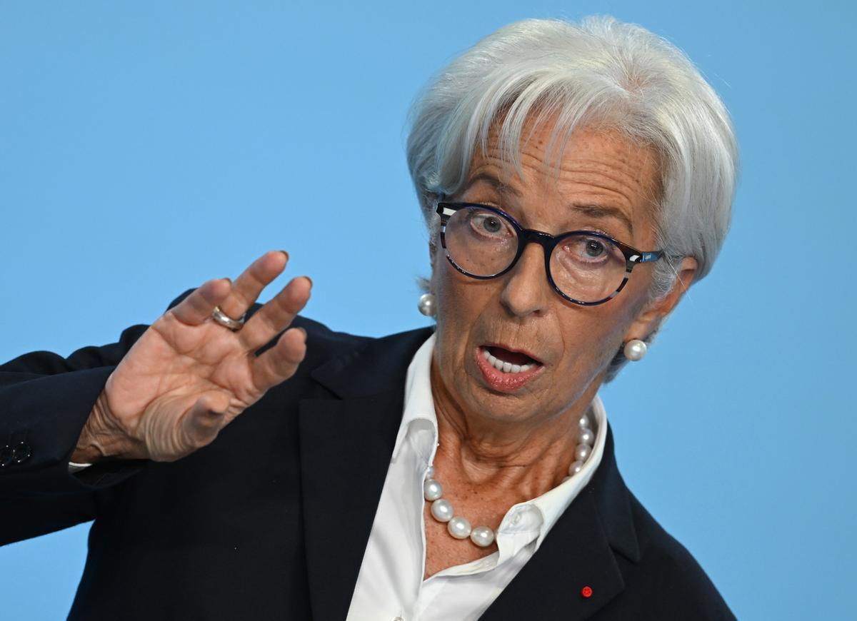 27 October 2022, Hesse, Frankfurt: President of the European Central Bank (ECB) Christine Lagarde gives a press conference at ECB headquarters. The European Central Bank (ECB) lifted its benchmark interest rate by 75 basis points on Thursday in order to c