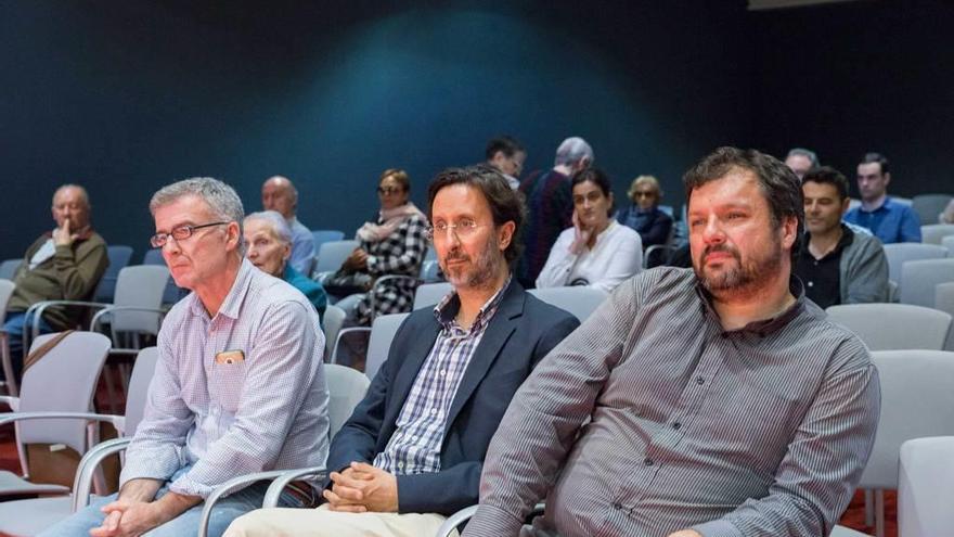 Algunos de los asistentes al acto de presentación de la obra.