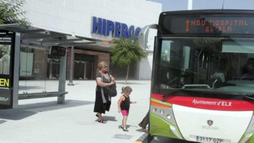 Los usuarios comenzaron ayer mismo a utilizar la nueva parada de autobús.