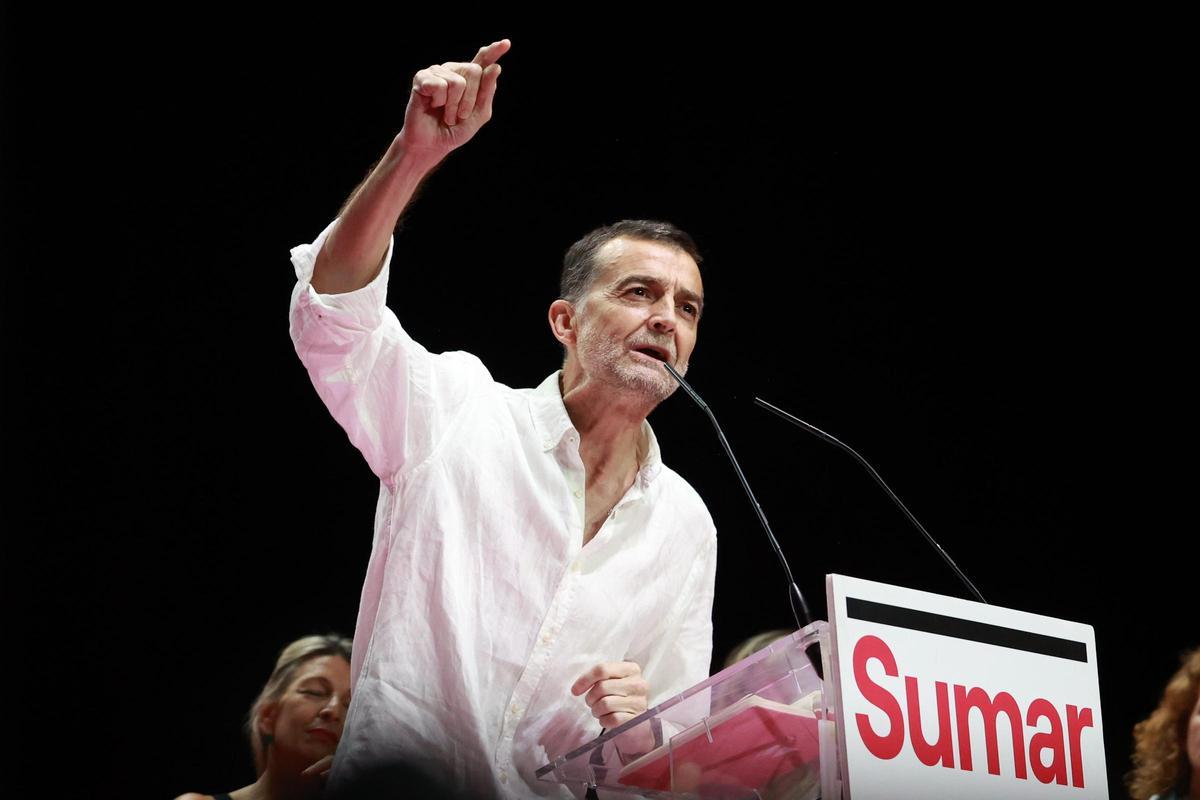 El coordinador federal de Izquierda Unida, Antonio Maíllo, en un mitin de Sumar en campaña.